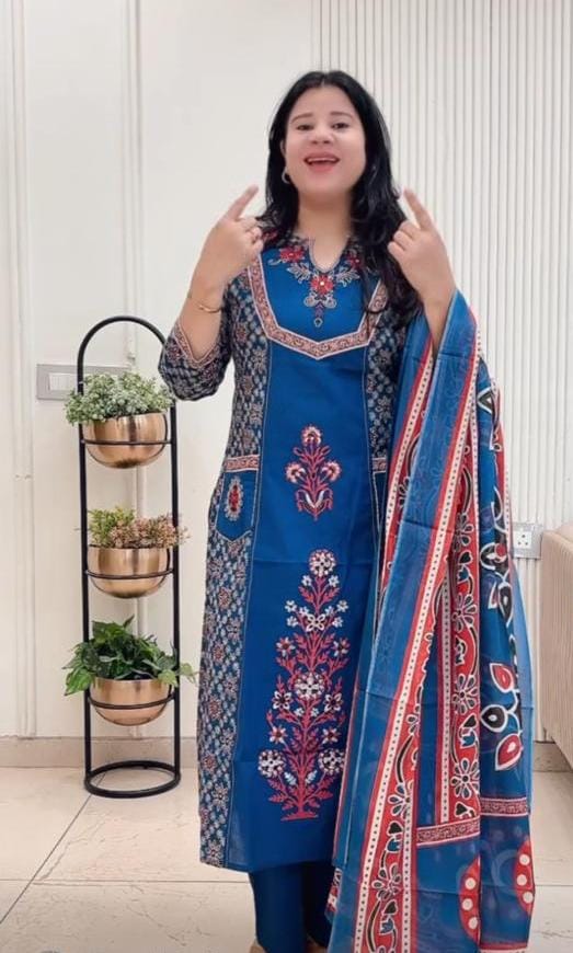 Label Tanuja-Beautiful Heavy Suit Set